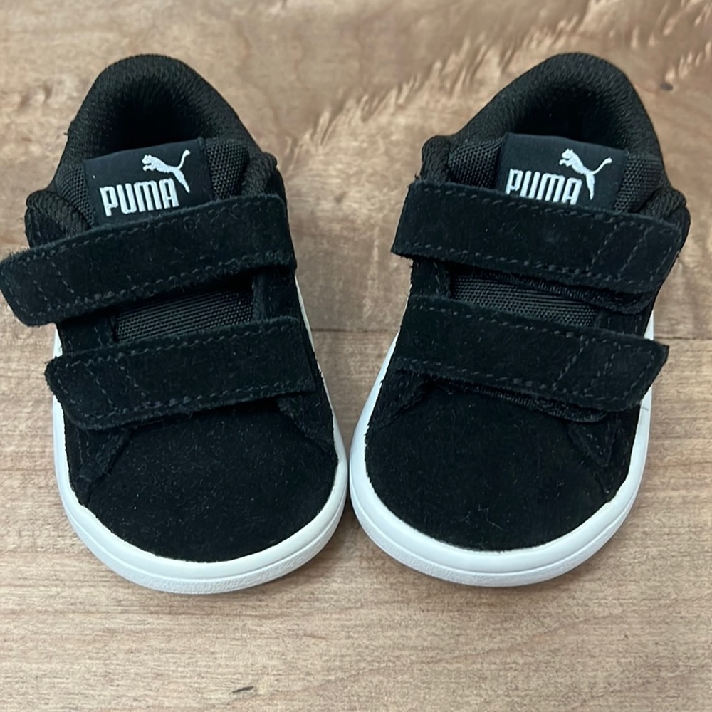 US 4C black and white suede Puma sneakers in great condition
